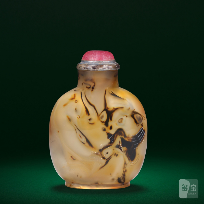 十八/十九世紀 瑪瑙巧雕鶴紋鼻烟壺 | A CHALCEDONY AGATE 'CRANE' SNUFF BOTTLE